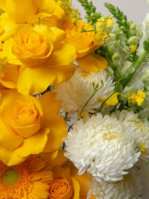 Yellow and white blooms close-up from ZEN Lemon Light flower box in Dubai