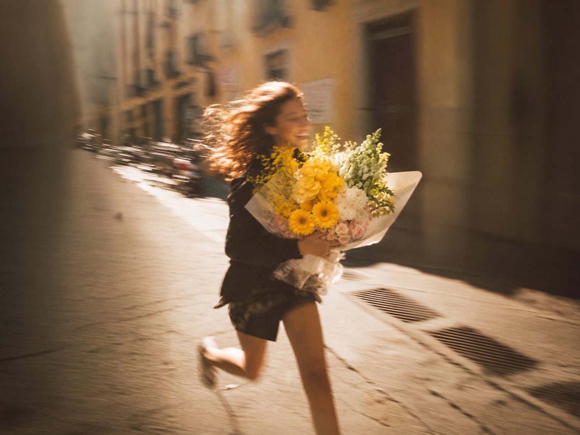 Last-minute flower delivery Dubai with yellow bouquet by Houz of Zen